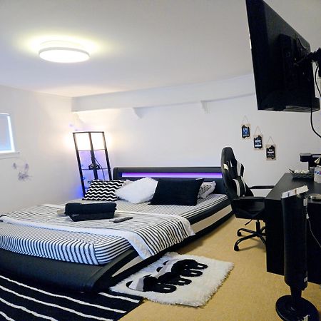Cozy Stylish Black & White Design Room In The Heart Of Vancouver! Private Parking, Self Check-In & Just 4 Mins To Metrotown! Экстерьер фото