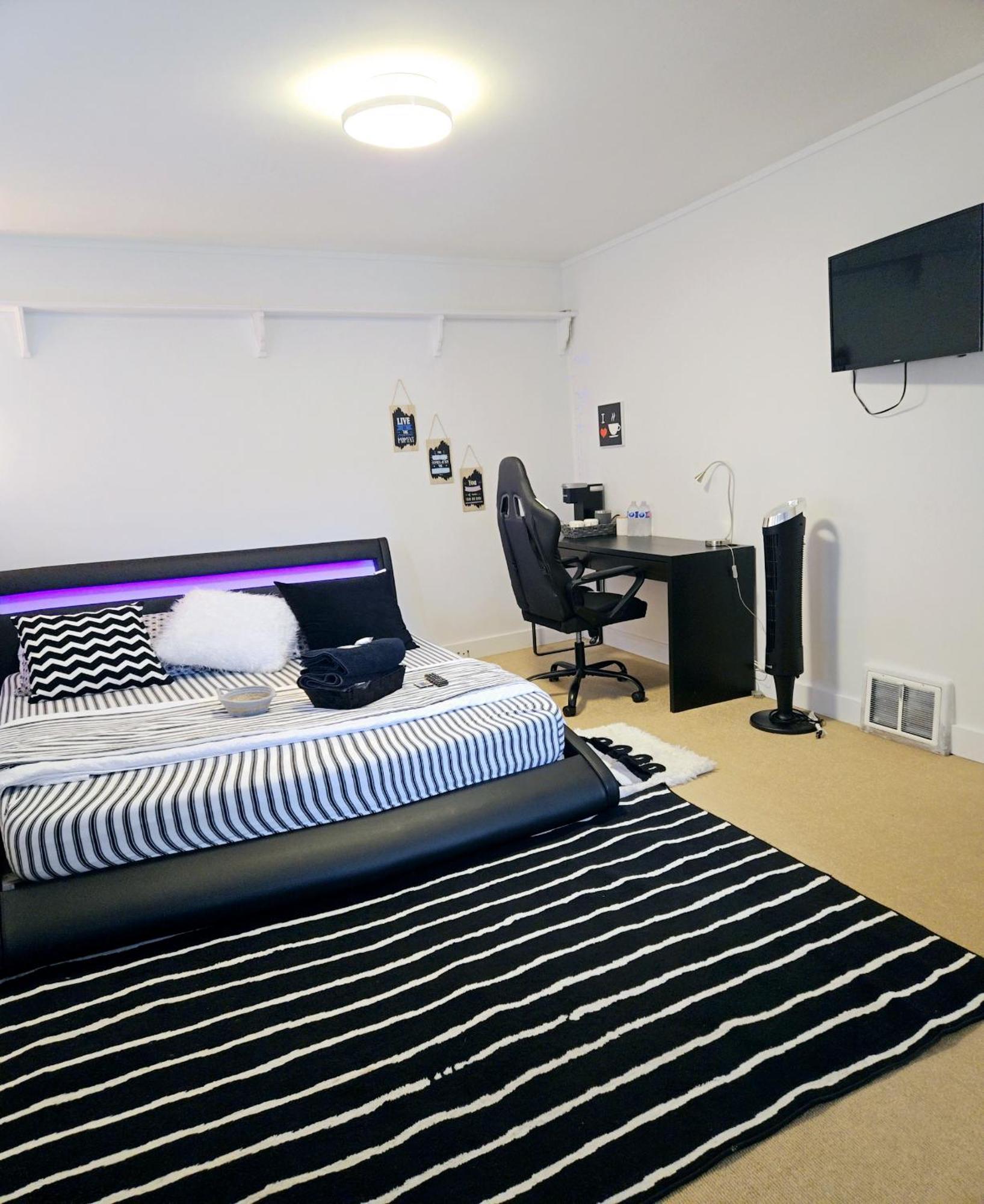 Cozy Stylish Black & White Design Room In The Heart Of Vancouver! Private Parking, Self Check-In & Just 4 Mins To Metrotown! Экстерьер фото