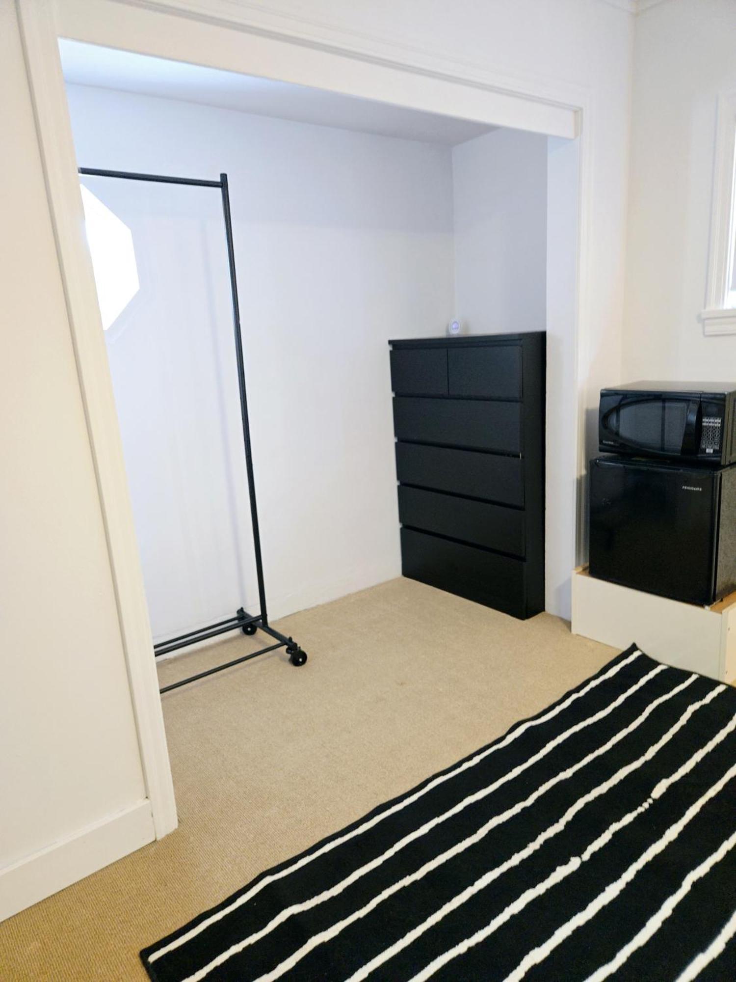 Cozy Stylish Black & White Design Room In The Heart Of Vancouver! Private Parking, Self Check-In & Just 4 Mins To Metrotown! Экстерьер фото