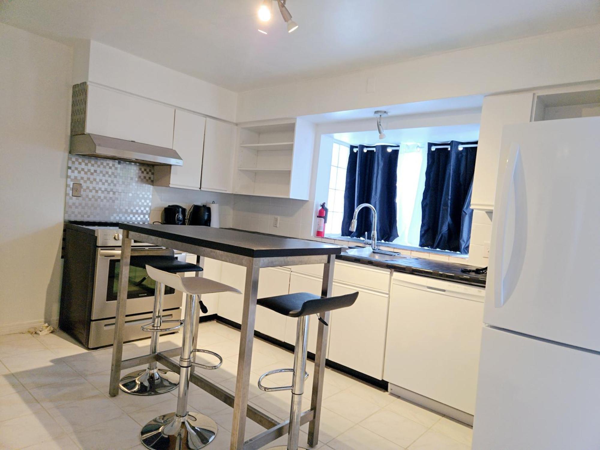Cozy Stylish Black & White Design Room In The Heart Of Vancouver! Private Parking, Self Check-In & Just 4 Mins To Metrotown! Экстерьер фото