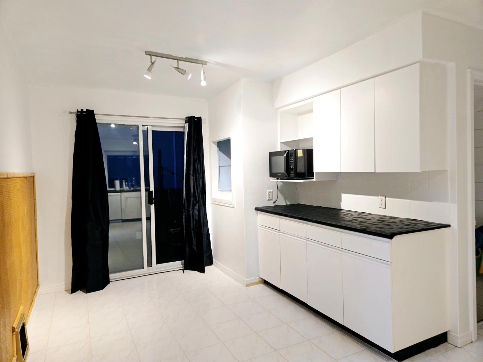 Cozy Stylish Black & White Design Room In The Heart Of Vancouver! Private Parking, Self Check-In & Just 4 Mins To Metrotown! Экстерьер фото