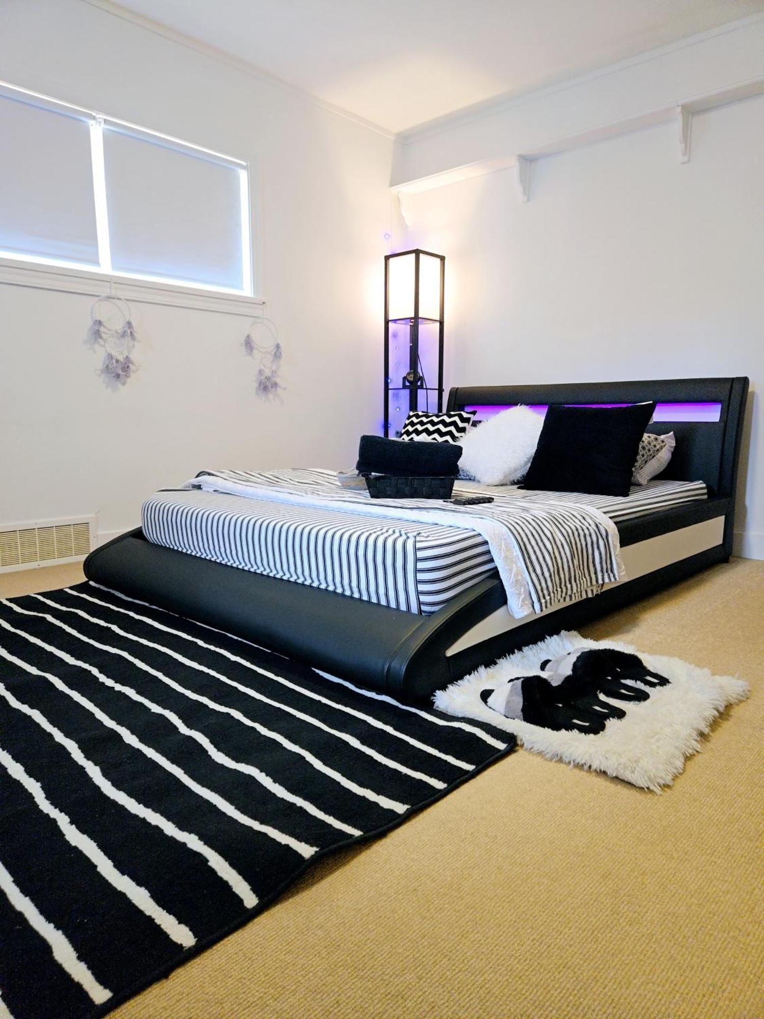 Cozy Stylish Black & White Design Room In The Heart Of Vancouver! Private Parking, Self Check-In & Just 4 Mins To Metrotown! Экстерьер фото