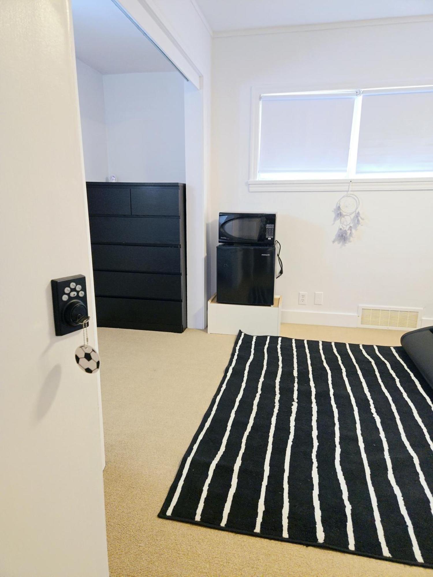 Cozy Stylish Black & White Design Room In The Heart Of Vancouver! Private Parking, Self Check-In & Just 4 Mins To Metrotown! Экстерьер фото