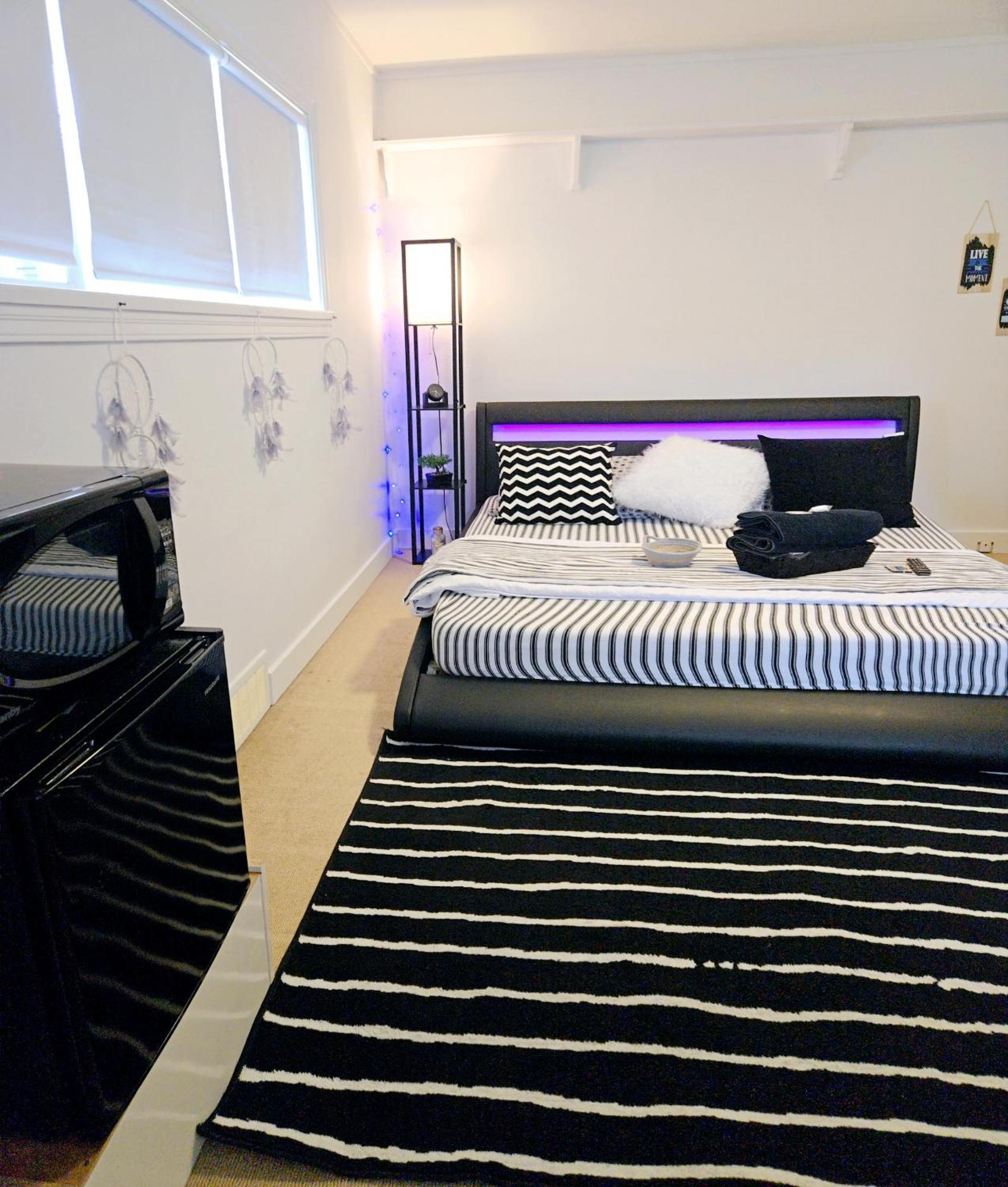 Cozy Stylish Black & White Design Room In The Heart Of Vancouver! Private Parking, Self Check-In & Just 4 Mins To Metrotown! Экстерьер фото
